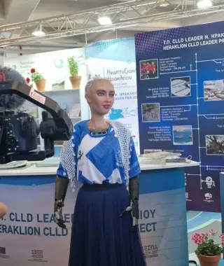 Κρητικιά η... Σοφία: Το ρομπότ φόρεσε κρητικό σαρίκι κι έκλεψε την παράσταση στην Ολυμπιάδα Ρομποτικής - Δείτε βίντεο