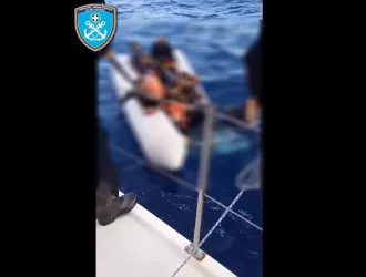 Διάσωση 25 μεταναστών ανοιχτά της Σάμου, εν μέσω θαλασσοταραχής – Βίντεο από την επιχείρηση του Λιμενικού 
